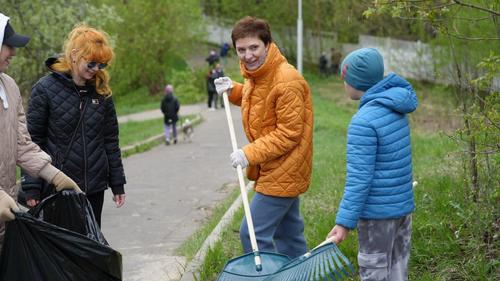 В Подмосковье убрали более тысячи дворов в рамках акции &laquo;Месяц чистоты&raquo;