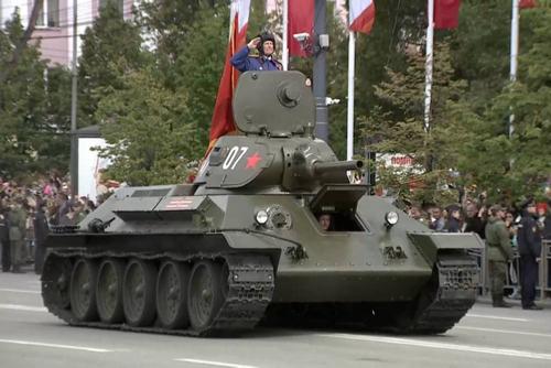 В Воронеже на Параде на танке Т-34 проехал 100-летний солдат ВОВ Николай Борисов