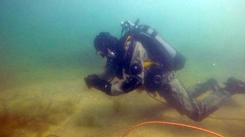 Водолазы облазили дно моря у Севастополя