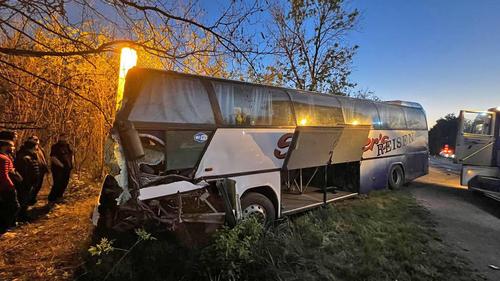 Выясняют, отчего автобус из Луганска повело на встречку