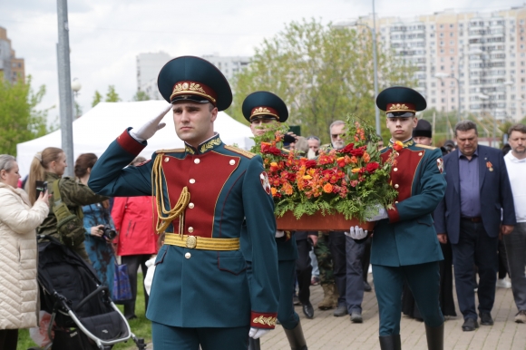 &laquo;Живая память&raquo;: в Москве высадили кедровую аллею в честь погибших военкоров