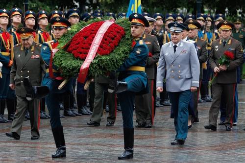 Члены коллегии Минобороны России возложили цветы к Могиле Неизвестного Солдата