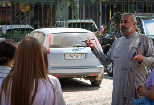 Духовник Киркорова с детьми бил в колокола