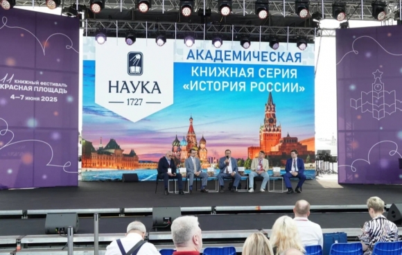 Главная сцена фестиваля &laquo;Красная площадь&raquo; &mdash; четыре дня великой литературы и искусства