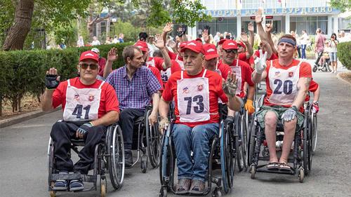Инвалиды на колясках &laquo;пробежали&raquo; олимпийскую дистанцию