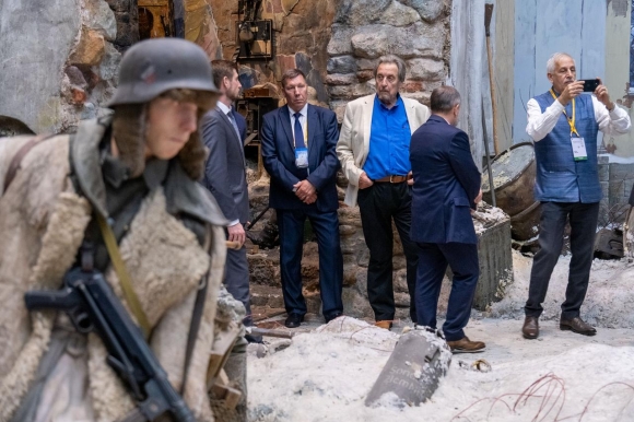 Музей Победы впечатлил отца Илона Маска