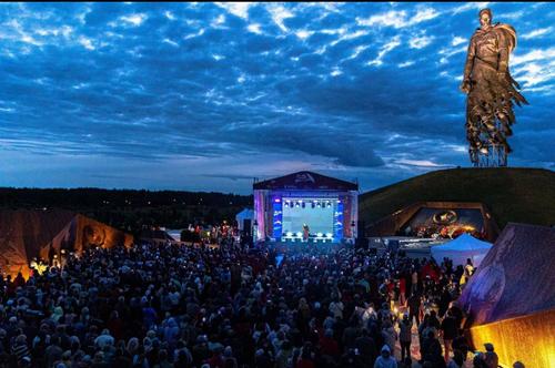 &laquo;Мы этой памяти верны&raquo;: тысячи людей собрались у Ржевского мемориала в День памяти и скорби