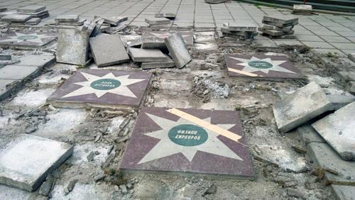 На концерты в Ялте дамам придется пробираться по &laquo;разбомбленным&raquo; подходам