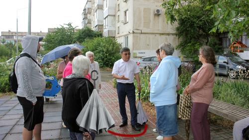 Новый мэр Феодосии вышел к горожанам с модным зонтиком