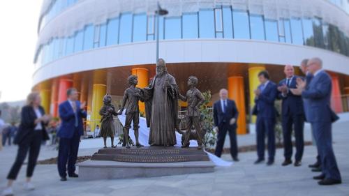 По значимым памятникам Крыма кочует кот