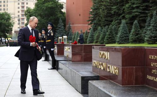 Путин и Белоусов 22 июня возложили венок и цветы к Могиле Неизвестного Солдата в Александровском саду