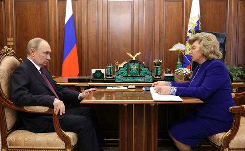 Путин попросил Москалькову продолжать работу по обмену и возвращению пленных