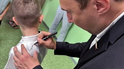 Сенатор расписывался на спинах школьников