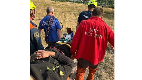 Туриста с листиками на одежде эвакуировали с гор