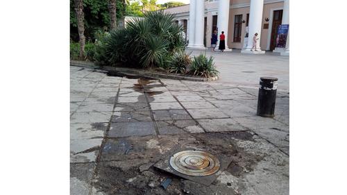 В Ялте машине пробило картер двигателя парковочным столбиком