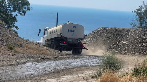 Ветер разгоняет пыль со стройки в Алуште по всему городу
