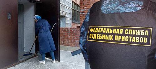 Автор видео с призывом выходить замуж за бойцов СВО ради выплат убирает подъезды в Томске, сообщает региональное УФССП