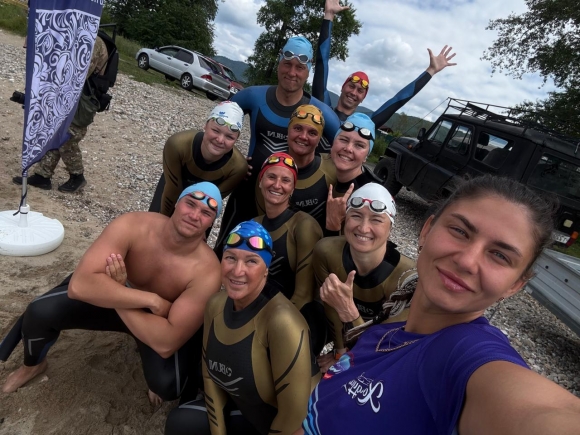 Байкал покорён: уникальный заплыв омских пловцов объединил разные поколения и открыл новые горизонты для зимнего плавания