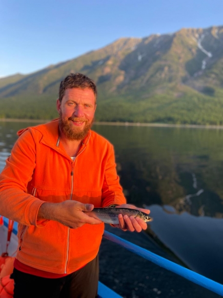 Байкал принял зимних пловцов: патриотический заплыв в честь 80-летия Победы в Великой Отечественной войне продолжается