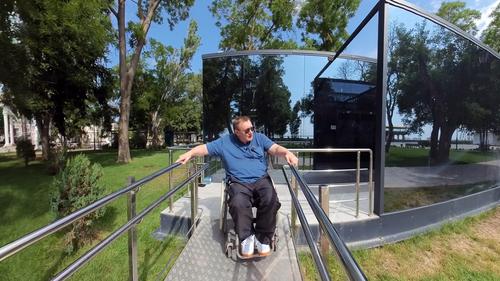 Инвалида-колясочника &laquo;облаяли&raquo; в туалете Евпатории