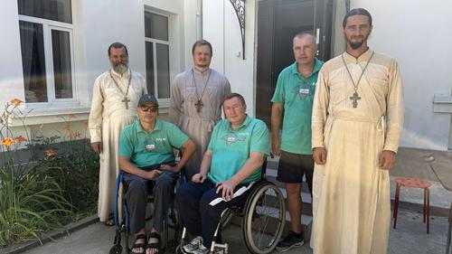 Инвалиды и батюшки сыграли в настольный теннис