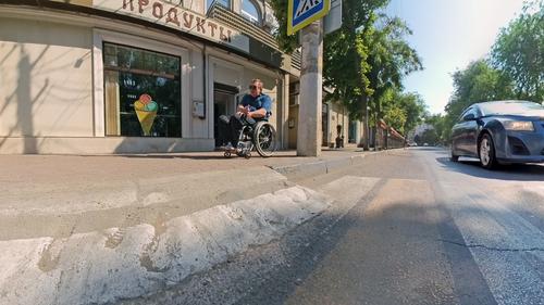 Инвалиды-колясочники предлагают чиновникам не полагаться на ноги