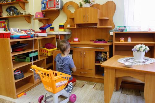 Мамы в очереди, дети в пролёте: почему ясли и садики стали роскошью