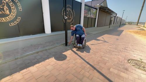 На километры набережных в Саках всего один туалет