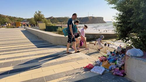 На новой набережной, стоящей несколько десятков миллионов рублей, кучи мусора