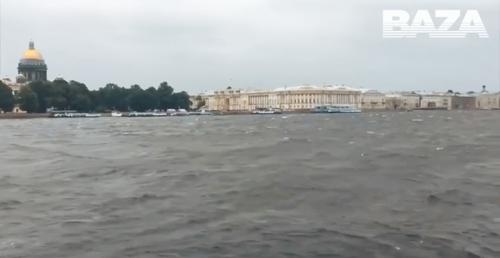 Питер всё-таки начало топить &mdash; уровень воды поднимается на набережных города