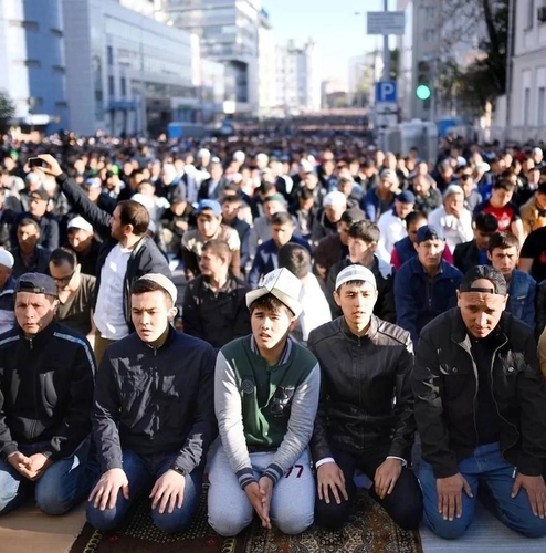 Почти половина трудовых мигрантов в России хочет жить по шариату