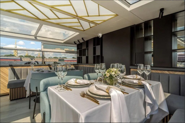 Романтичный теплоход для свадеб в Петербурге