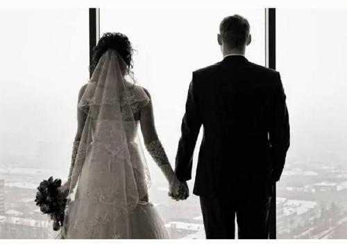 Россияне стали жениться на 3 года позже, а число браков сократилось