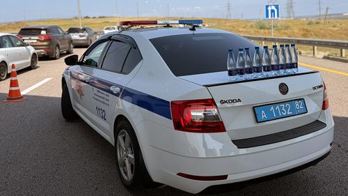 В Крыму жара такая, что гаишники отпаивают водителей водой