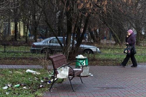 Жители Петербурга жалуются на осыпающиеся фасады и мусор у детских площадок