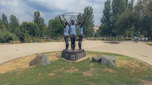 Гадают, когда из горпарка уберут девиц в мокрых тельняшках