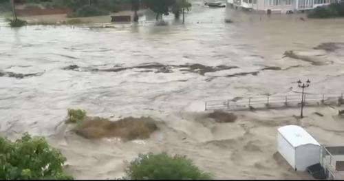 На юге России ливни и смерчи приводят к наводнениям