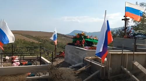 На могилах участников СВО обновили флаги
