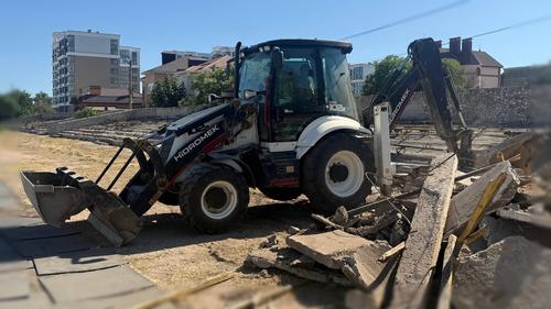 На ремонт стадиона в Евпатории бросили турецкую технику