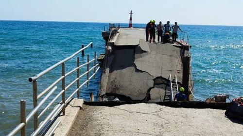 Они родились в рубашках &ndash; морской пирс рухнул в метре от них