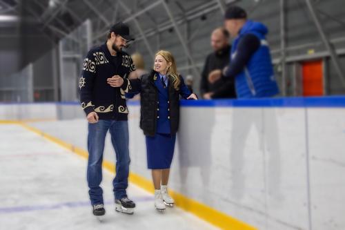 Поклонская переобулась, не снимая костюм прокурора