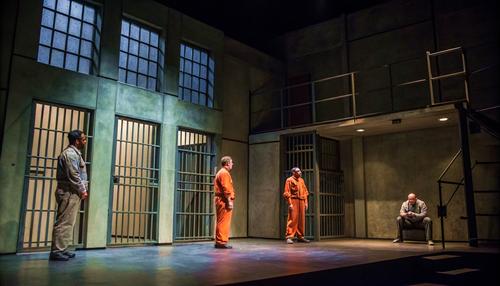 Сцена МХАТа повернулась к гендиректору задом