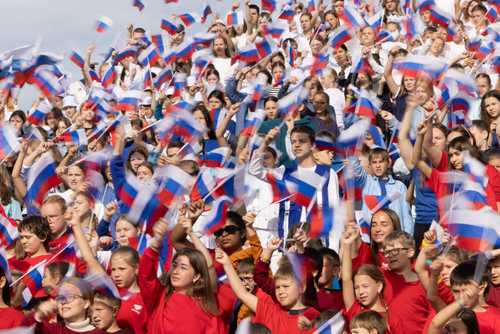 Сотни ребят приняли участие в съемках клипа &laquo;Флаг моего государства&raquo; у музея на Поклонной горе