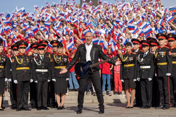 Сотни ребят приняли участие в съемках клипа &laquo;Флаг моего государства&raquo; у музея на Поклонной горе