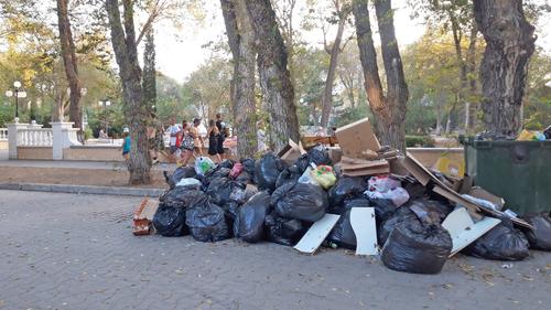 В Евпатории туристы к морю идут мимо гор мусора
