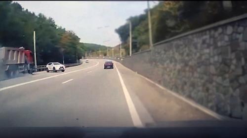 В Крыму водитель чудом увернулся от сбрендившего грузовика