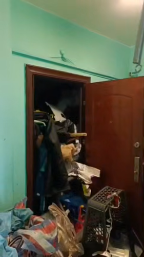 В Москве квартира пожилой мигрантки превратилась в свалку