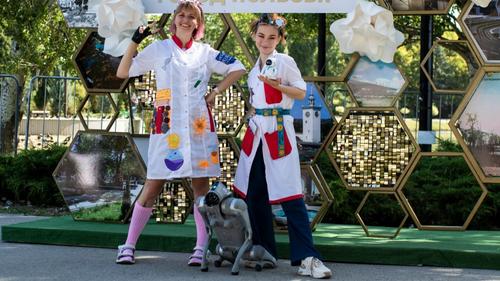 Бизнесу Крыма показали робопса, делающего сальто по команде хозяина