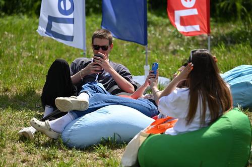 Челябинские ученые выяснили, почему молодежь часами &laquo;залипает&raquo; в соцсетях