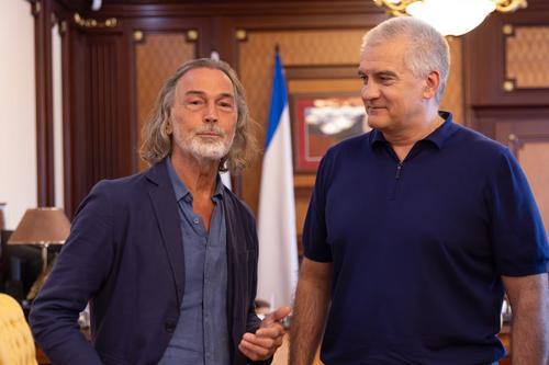 Художник, возможно, спросил у Аксенова, не хочет ли тот портрет руки мастера